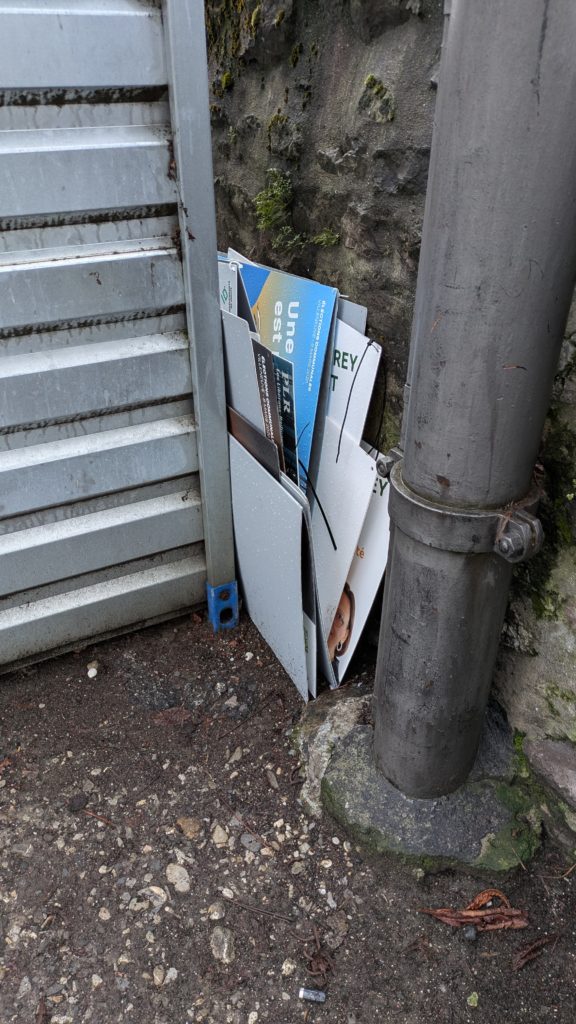 Nombreuses affiches arrachées